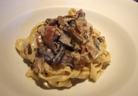 アランチーノ オン ビーチウォーク　 キノコとプロシュートのクリームソース・フィットチーネ