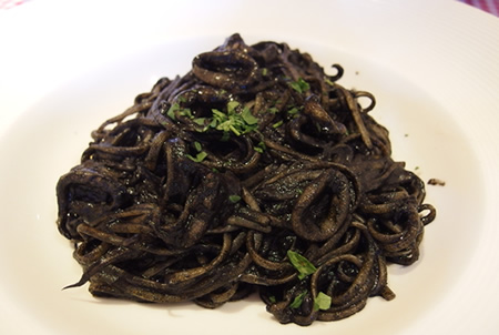 アランチーノ オン ビーチウォーク　イカ墨のまっ黒リングイネ