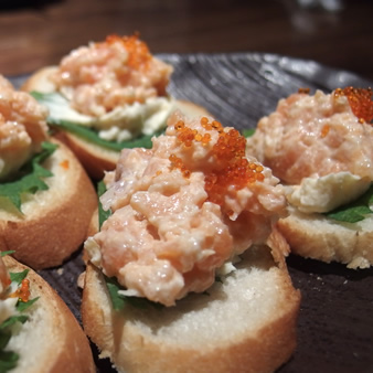 居酒屋がぜん 西京クリームチーズとサーモンタルタルのクロスティーニ