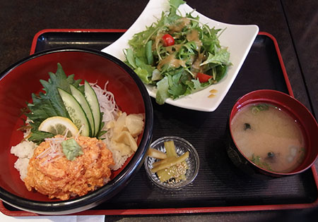 カイワ 鉄板＆寿司 スパイシーサーモン丼