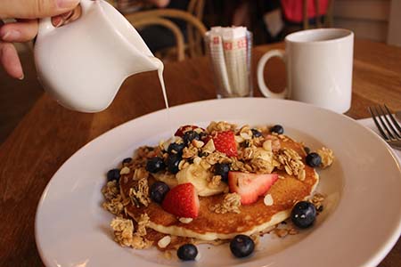 タッカー＆ベヴィーブレックファースト ココナッツパンケーキ