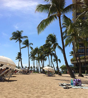 ヒルトンハワイアンビレッジ近くのビーチ