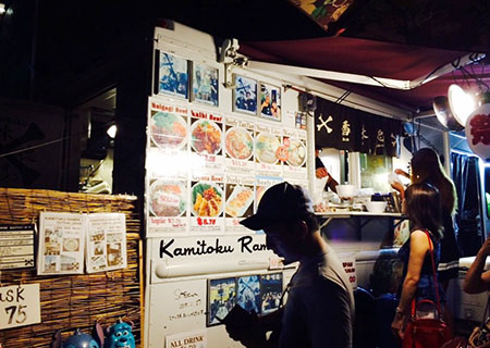 パウハナマーケットワイキキの夜レポー