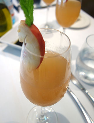 タオルミーナのシャンパンカクテル、ピーチベリーニ