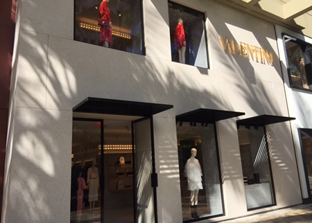 ヴァレンティノがロイヤルハワイアンセンターにオープン