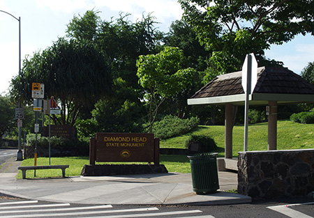 ダイヤモンドヘッド ハイキング