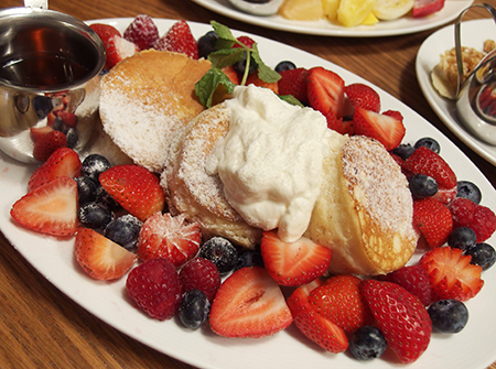 ハワイ サニーデイズのベリーベリーパンケーキ
