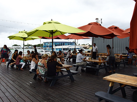 カカアコのグルメスポット メイカーズアンドテイスターズ