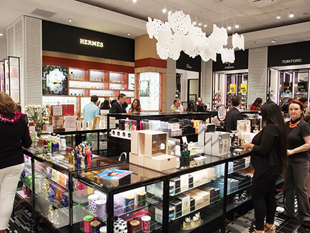 ハワイ アラモアナセンターにオープンしたデパート ブルーミングデールズ