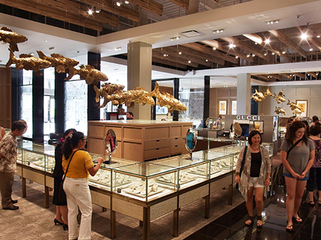 ハワイ アラモアナセンターにオープンしたデパート ブルーミングデールズ