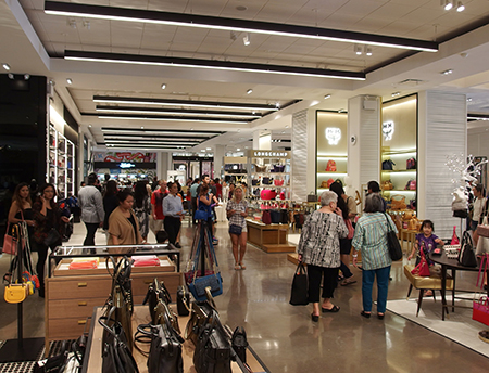 ハワイ アラモアナセンターにオープンしたデパート ブルーミングデールズ