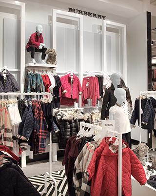 ハワイ アラモアナセンターにオープンしたデパート ブルーミングデールズ