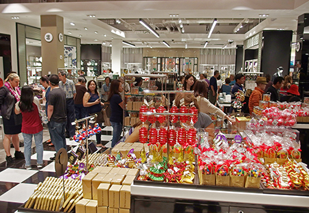 ハワイ アラモアナセンターにオープンしたデパート ブルーミングデールズ