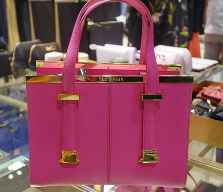 テッドベーカー ショッキングピンクのバッグ