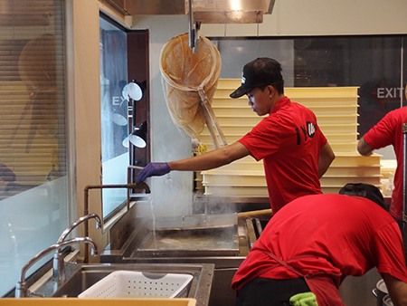 アラモアナセンターの安いランチ 讃岐うどん 伊予製麺