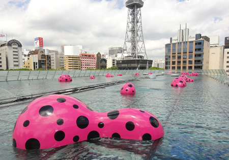 草間彌生氏のハワイ初の展示 ワードビレッジで開催