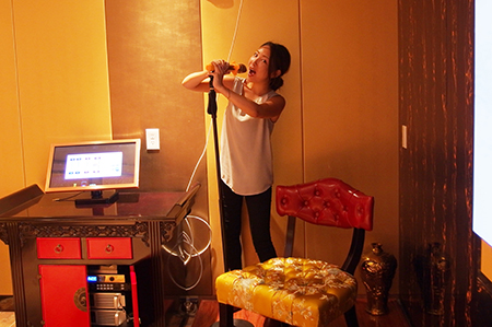 アラモアナにオープンしたカラオケ店 ハワイボイス KTV＆ラウンジ