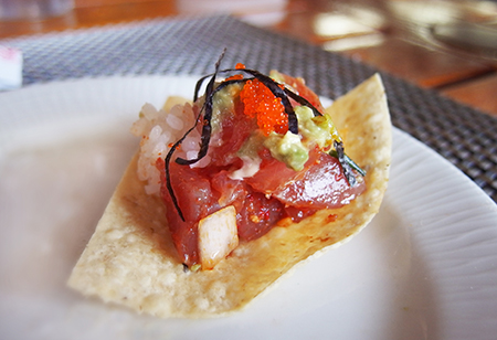 ハワイの人気シーフードレストラン アンクルズフィッシュマーケットのオリジナルポケタワー