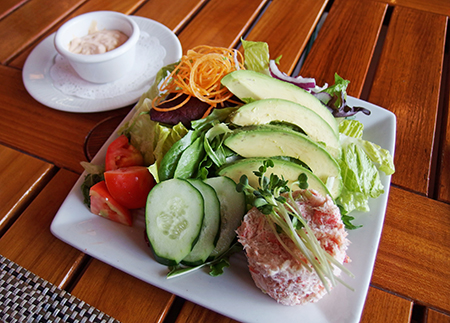 ハワイの人気シーフードレストラン アンクルズフィッシュマーケットのクラブ＆アボカドサラダ