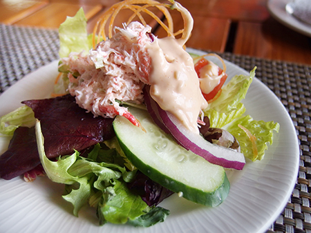ハワイの人気シーフードレストラン アンクルズフィッシュマーケットのクラブ＆アボカドサラダ