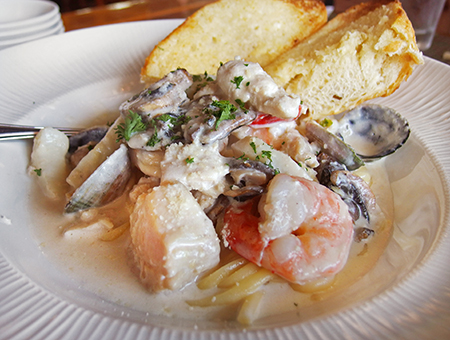 ハワイの人気シーフードレストラン アンクルズフィッシュマーケットのシーフードパスタ