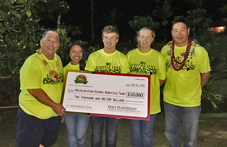ワイアルア高校ロボティクスチームに寄付金授与