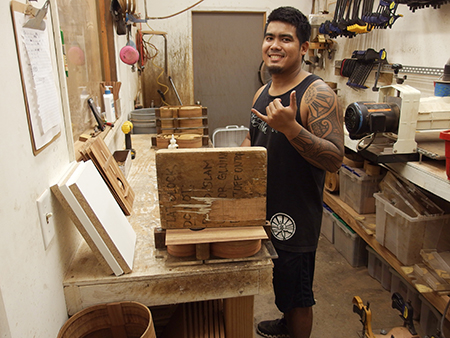 コアロハ・ウクレレ ハワイ工場を見学