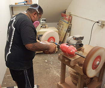コアロハ・ウクレレ ハワイ工場を見学