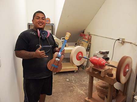 コアロハ・ウクレレ ハワイ工場を見学