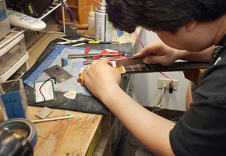 コアロハ・ウクレレ ハワイ工場を見学