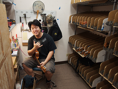 コアロハ・ウクレレ ハワイ工場を見学