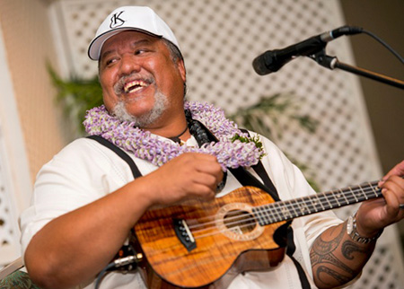 ウクレレフェスティバル」主催のガラパーティに出演するウィリーK