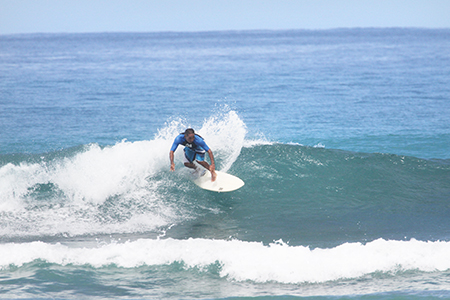 ハンズヒーデマンサーフスクールでサーフィンのレッスン