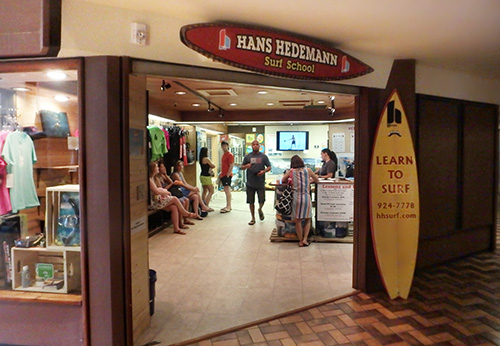 ハンズヒーデマンサーフスクールでサーフィンのレッスン