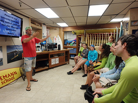 ハンズヒーデマンサーフスクールでサーフィンのレッスン