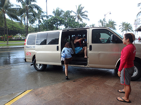 ハンズヒーデマンサーフスクールでサーフィンのレッスン