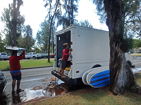ハンズヒーデマンサーフスクールでサーフィンのレッスン
