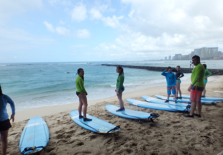 ハンズヒーデマンサーフスクールでサーフィンのレッスン