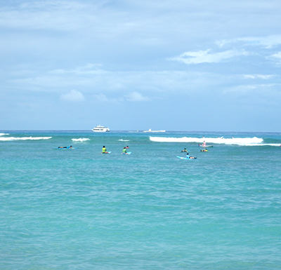 ハンズヒーデマンサーフスクールでサーフィンのレッスン