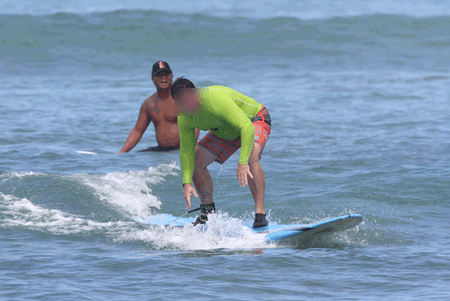 ハンズヒーデマンサーフスクールでサーフィンのレッスン