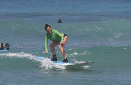 ハンズヒーデマンサーフスクールでサーフィンのレッスン