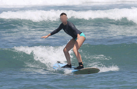 ハンズヒーデマンサーフスクールでサーフィンのレッスン