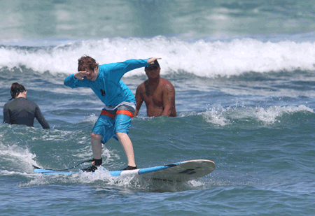ハンズヒーデマンサーフスクールでサーフィンのレッスン