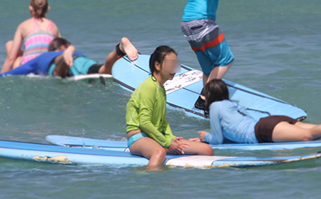 ハンズヒーデマンサーフスクールでサーフィンのレッスン