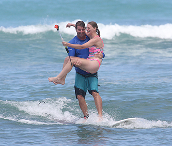 ハンズヒーデマンサーフスクールでサーフィンのレッスン