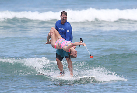 ハンズヒーデマンサーフスクールでサーフィンのレッスン