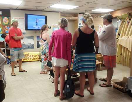 ハンズヒーデマンサーフスクールでサーフィンのレッスン