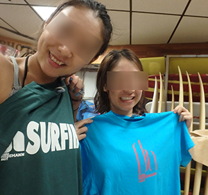 ハンズヒーデマンサーフスクールでサーフィンのレッスン