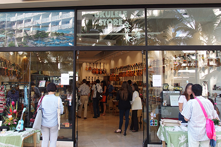 ワイキキにオープンしたザ・ウクレレストア