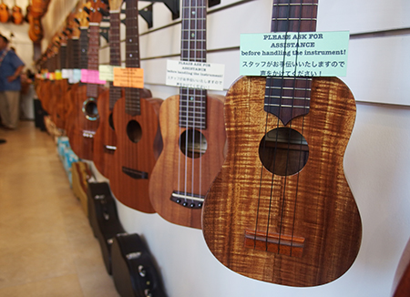 ワイキキにオープンしたザ・ウクレレストア